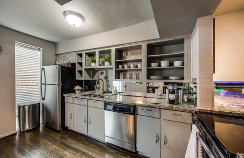 Junius Heights Condo | Contemporary 2BR/2BA condo in central Dallas offering a private patio plus resort-style pool, hot tub, dry sauna, and invigorating cold plunge.