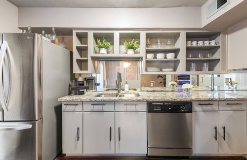 Junius Heights Condo | Contemporary 2BR/2BA condo in central Dallas offering a private patio plus resort-style pool, hot tub, dry sauna, and invigorating cold plunge.