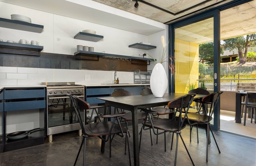Bo'Kaap Apartment | Contemporary 3-Bed at the Peak of Bo-Kaap | Pool