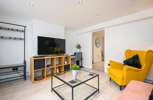 Harwich House | Contemporary 3-Bed Home: Ideal for Short or Long-Term Stays