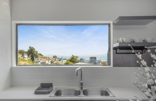 Schotsche Kloof Apartment | Contemporary 3-Bedroom in Bo-Kaap | Views and Pool