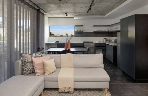 Schotsche Kloof Apartment | Contemporary 3-Bedroom in Bo-Kaap | Views and Pool