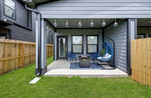 Conroe House | Contemporary-3 Bedroom-Rooftop in the Heart of Downtown Conroe