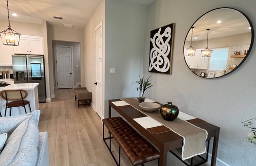 Northside House | Contemporary 3 BR 2.5 BA Townhouse Near Downtown(5 mins)+Medical Center(15 mins)