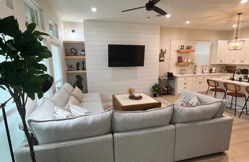 Northside House | Contemporary 3 BR 2.5 BA Townhouse Near Downtown(5 mins)+Medical Center(15 mins)