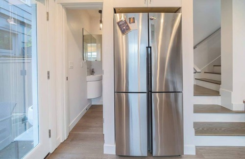 North Queen Anne Condo | Contemporary 3b 1.5b Retreat in Prime Central Spot