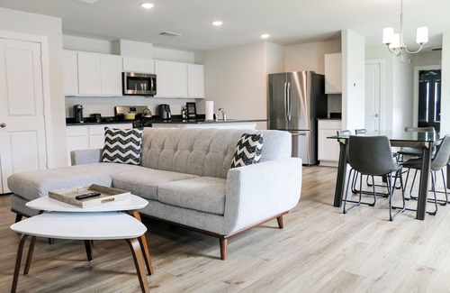 Barker House | Contemporary 3BR Home for 30+ Days