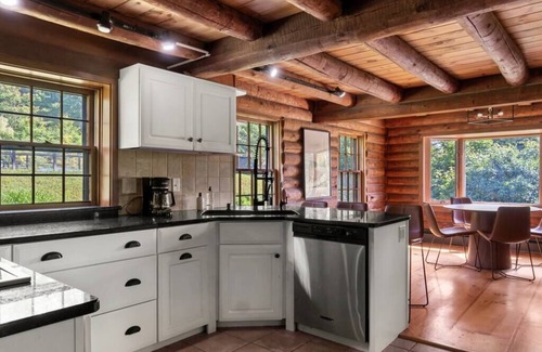 Ludlow Cabin | Contemporary 4-BR Cabin 5-min to Okemo