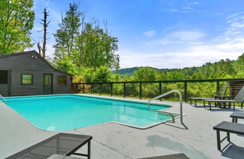 Ludlow Cabin | Contemporary 4-BR Cabin 5-min to Okemo