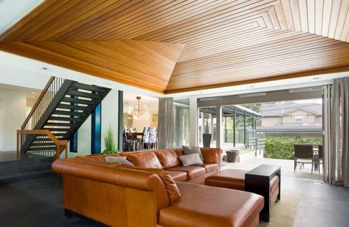 Oakridge House | Contemporary 5-BR West Side Home in Peaceful Area