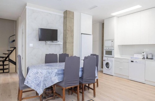 Ciudad Lineal Apartment | Contemporary 6BD Apartment for 12, Las Ventas