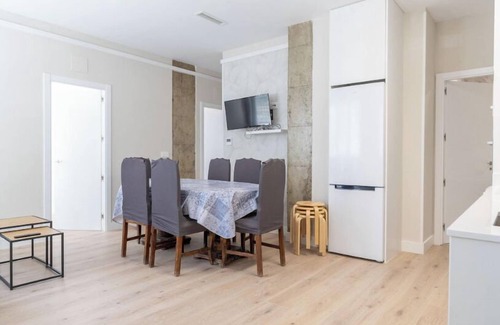 Ciudad Lineal Apartment | Contemporary 6BD Apartment for 12, Las Ventas