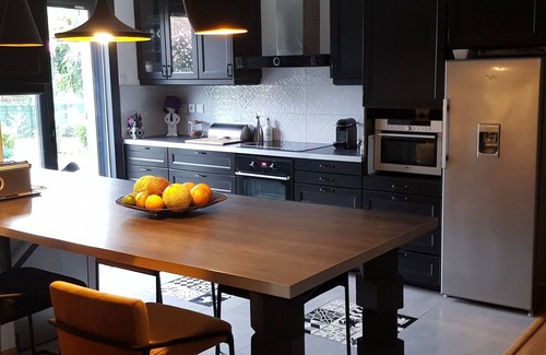 Nevian Villa | Contemporary air-conditioned house