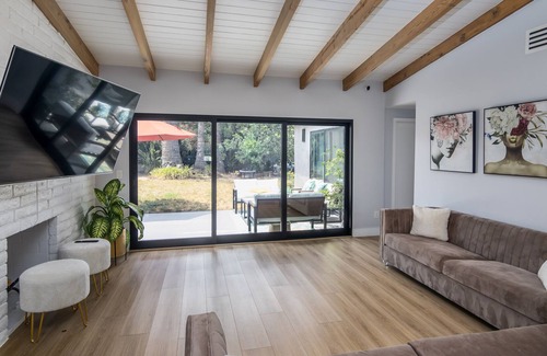 Woodland Hills House | Contemporary amazing House W/Big yard@ heart of LA