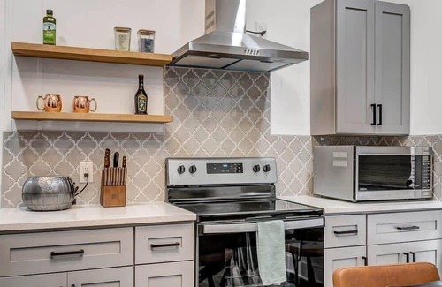 Urban Core Apartment | Contemporary Apartment - 5 Min To TIAA Bank Field!