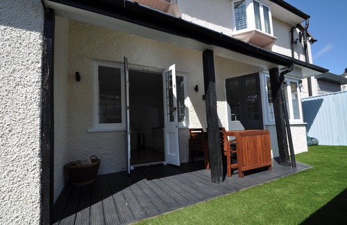 Southbourne Apartment | Contemporary Apartment with Garden 5 Minutes to the Beach
