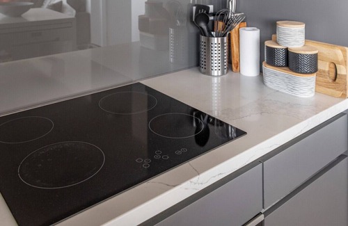 Preston Apartment | Contemporary Apt, cafes, wifi, trams & parking