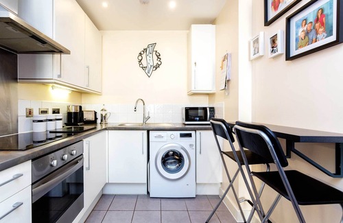 Islington Apartment | Contemporary by Regent's Canal, by Veeve