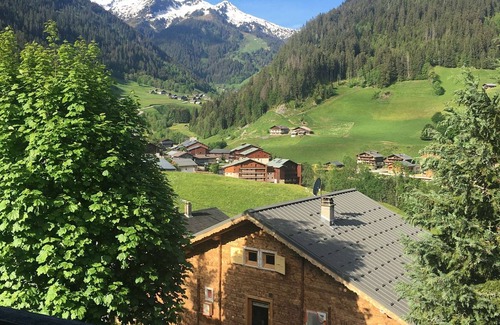 Beaufort Ski Chalet | Contemporary chalet for 8, 4 bedrooms, mountain views, parking, near village