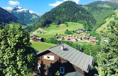 Beaufort Ski Chalet | Contemporary chalet for 8, 4 bedrooms, mountain views, parking, near village