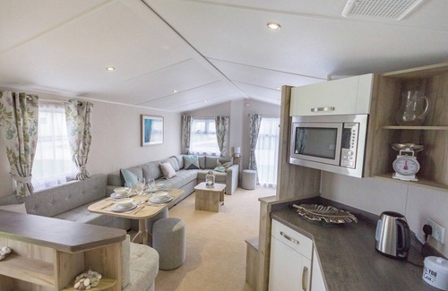 Rookley House | Contemporary caravan with one double and one twin.