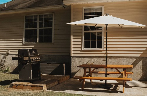 Savannah House | Contemporary Charm in Savannah, 16 minutes to Downtown Historic District!