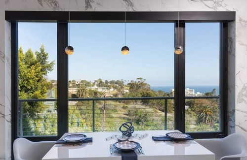Pacific Palisades House | Contemporary chic 7500 sq ft 6 bed/ 6 bath custom designed home with 4 full ocean view rooms