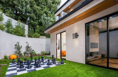Pacific Palisades House | Contemporary chic 7500 sq ft 6 bed/ 6 bath custom designed home with 4 full ocean view rooms