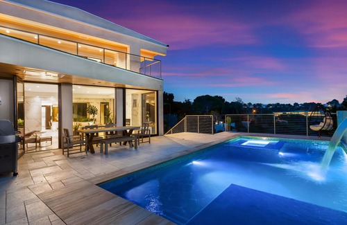 Pacific Palisades House | Contemporary chic 7500 sq ft 6 bed/ 6 bath custom designed home with 4 full ocean view rooms