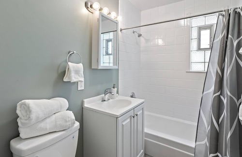 Lombard House | Contemporary Chicago Getaway in Lombard