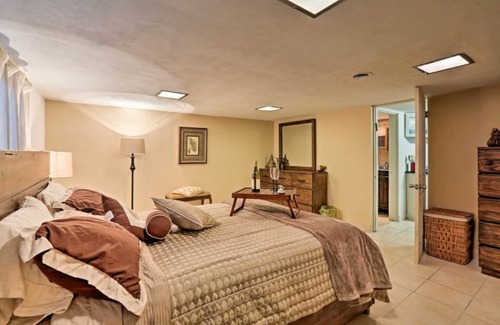 Madeira House | Contemporary Cincinnati Apt w/WiFi Mins to Kenwood