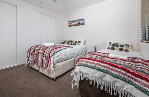 Phillip Apartment | Contemporary City Escape / Phillip, ACT