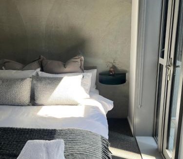 Te Aro Apartment | Contemporary City Studio