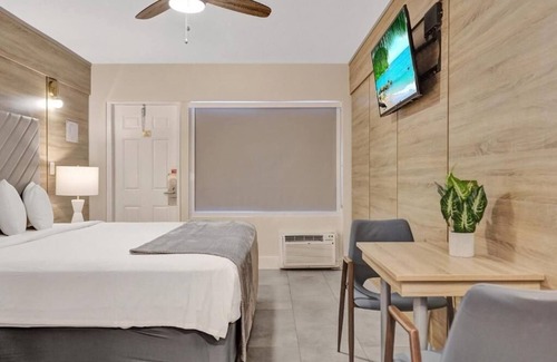 Galt Mile Hotel | Contemporary Comfort Near Lauderdale-by-the-Sea Beach – Ideal Location!