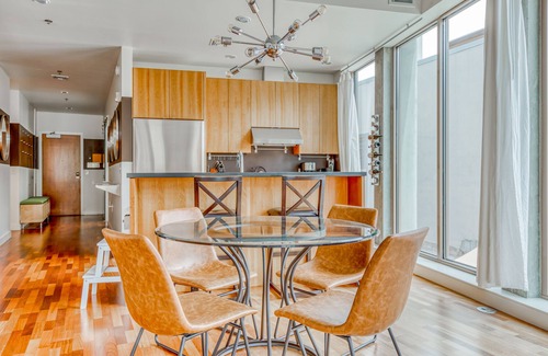 Hood River Condo | Contemporary Condo with High-Speed WiFi, Fireplace, Central AC, & City View