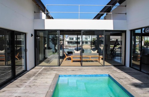 Saint Francis Bay House | Contemporary Cool on the canals