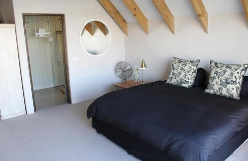 Saint Francis Bay House | Contemporary Cool on the canals