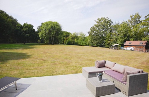 Longfield House | Contemporary Cosy 2 bed retreat set withing 3 acres, fully loaded kitchen