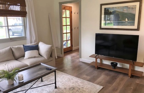 Lincoln Cottage | Contemporary Cottage 5 min walk to major bike path
