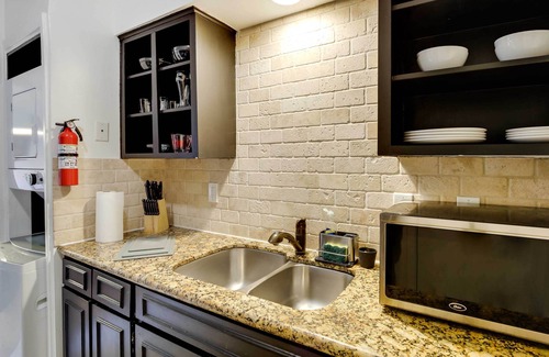 Knox - Henderson Condo | Contemporary Dallas Condo w/Pool Access!