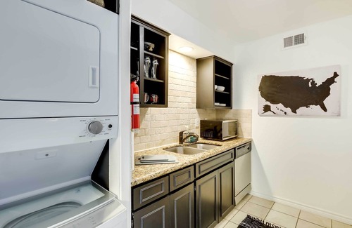 Knox - Henderson Condo | Contemporary Dallas Condo w/Pool Access!