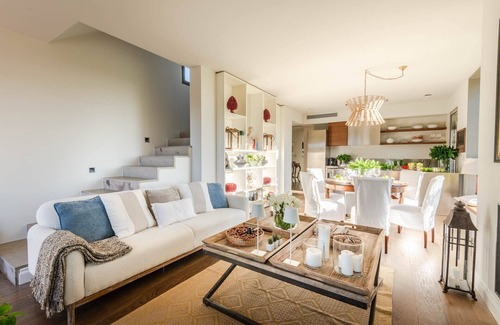 Castelfranco di Sotto Villa | Contemporary Farmhouse with Pool in Villa Campanile