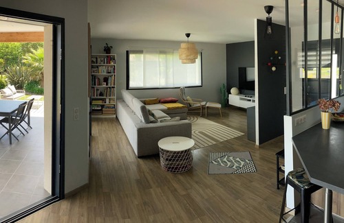 Orist House | Contemporary family home with swimming pool