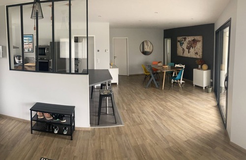 Orist House | Contemporary family home with swimming pool