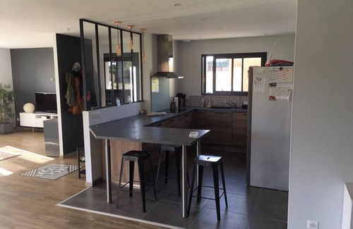 Orist House | Contemporary family home with swimming pool