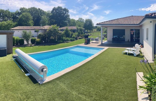 Orist House | Contemporary family home with swimming pool