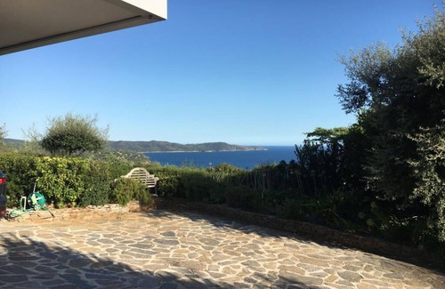 Cavalaire-sur-Mer Villa | Contemporary villa with panoramic sea view