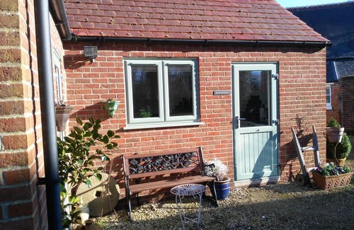 Sleaford Cottage | Contemporary Garden Cottage