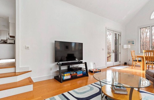 Hampton Bays House | Contemporary Hampton Bays home on one acre of manicured lawn, private pool,.