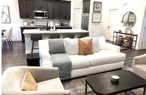 Raisin House | Contemporary Home in Best location!nnnn